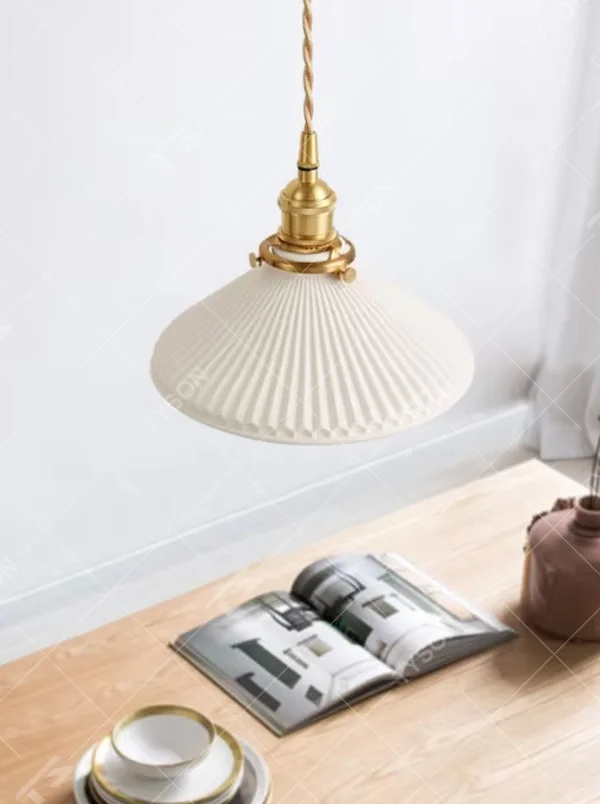Vintage beige pleated lampshade golden lamp base combination hanging lamp, beige pleated glass lampshade + golden metal lamp base + thin suspension ropes, soft warm light, creating a vintage warm dining space atmosphere.