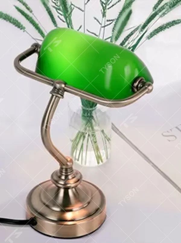 Vintage industrial-style semi-circular green shade brass adjustable table lamp, bright green shade + brass stand + warm light effect, suitable for vintage spaces to create nostalgic atmosphere.