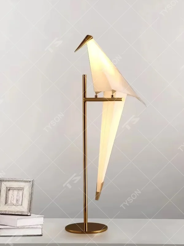 Light luxury art origami crane-shaped table lamp, golden metal stand + translucent origami crane lampshade + warm light effect, creating an elegant artistic home atmosphere.