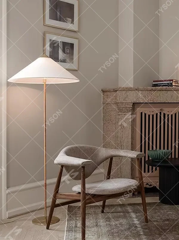 Light luxury vintage-style golden woven pole cone lampshade floor lamp, white cone fabric lampshade + golden disc base, soft lighting, creating an elegant vintage atmosphere.