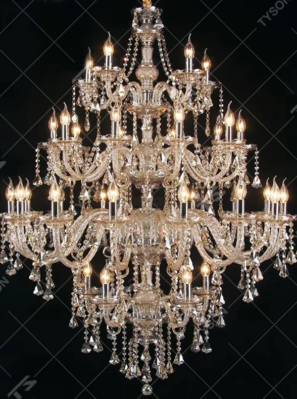 Vintage European gold-frame crystal chandelier, cream-white curved arms + teardrop transparent crystals + candlestick-shaped bulbs, brilliant and gorgeous lighting, creating a vintage noble luxurious atmosphere.