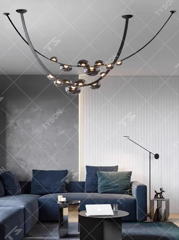 Modern creative curved black frame smoked glass ball chandelier, black curved metal bracket + multiple smoked glass spherical lampshades, soft and high-end lighting, creating a minimalist artistic atmosphere.