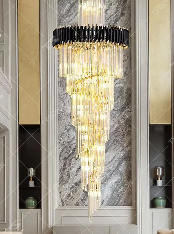 Luxurious gold-top multi-layer crystal column high-ceiling chandelier, gold decorations + stacked transparent long crystal columns + brilliant light effect, creating a high-end luxurious high-ceiling space atmosphere.
