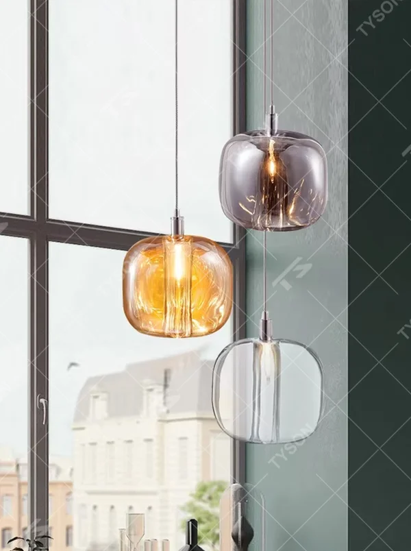 Light luxury multi-color textured glass ball combination hanging lamp, dark green/gold/silver textured glass balls + thin suspension ropes, warm light refracts a flexible texture, creating a light luxury artistic atmosphere.