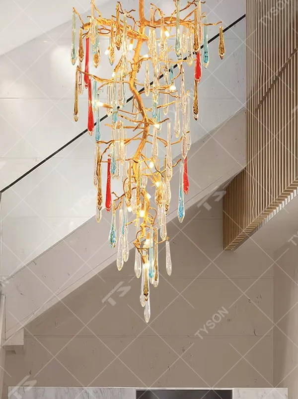 Art light luxury golden branch-shaped colorful crystal chandelier, golden branch frame + red/blue/transparent teardrop crystals, brilliant and vivid lighting, creating an artistic luxurious atmosphere.