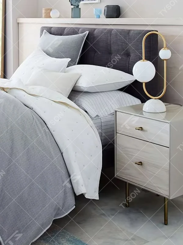 Modern light luxury U-shaped gold frame double-ball table lamp, white glass lampshades + white hemispherical base, soft lighting, creating a minimalist high-end atmosphere.