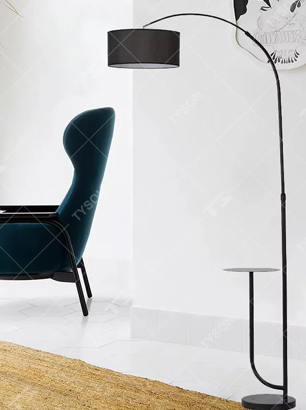 Minimalist black metal curved floor lamp with side table, black metal stand + black fabric lampshade + matching small side table, soft light, creating a minimalist high-end home atmosphere.