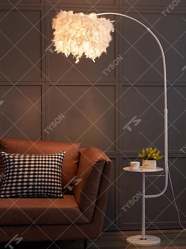 Light luxury golden curved stand feather lampshade floor lamp (with small side table), soft warm feather lampshade + golden metal stand + storage small table, soft hazy light, creating a warm healing home atmosphere.