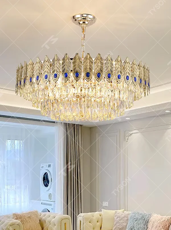 Luxurious peacock feather-shaped gold-frame crystal chandelier, golden metal feather frame + blue decorative dots + dense crystal pendants, brilliant and gorgeous lighting, creating an elegant high-end luxurious atmosphere.