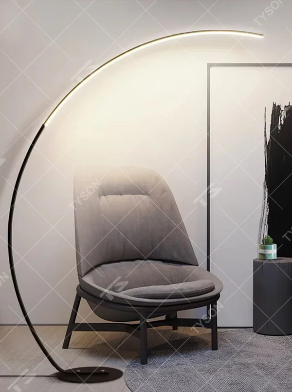 Modern minimalist black metal curved strip LED floor lamp, black metal curved stand + strip LED lamp body + soft warm light, creating a simple high-end home atmosphere.