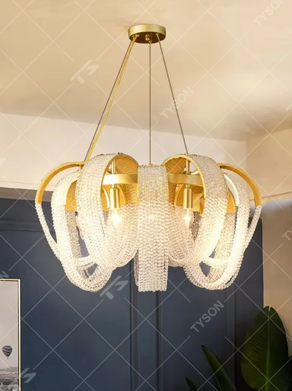 Modern light luxury golden frame curved decorative full-cut crystal chandelier, warm light effect, creating an exquisite luxurious dining atmosphere.