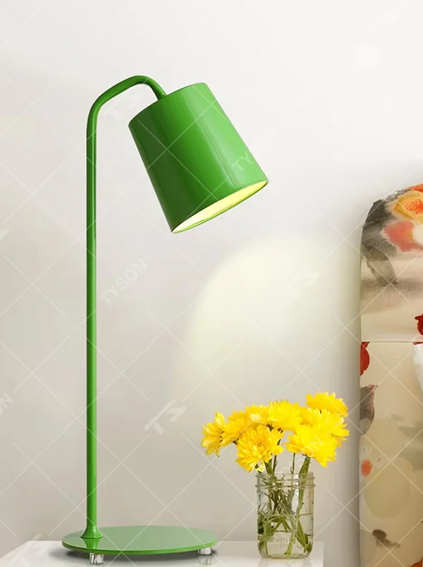 Modern minimalist bright green curved-arm metal floor lamp, bright metal material + warm light effect, creating a fresh and vibrant home atmosphere.