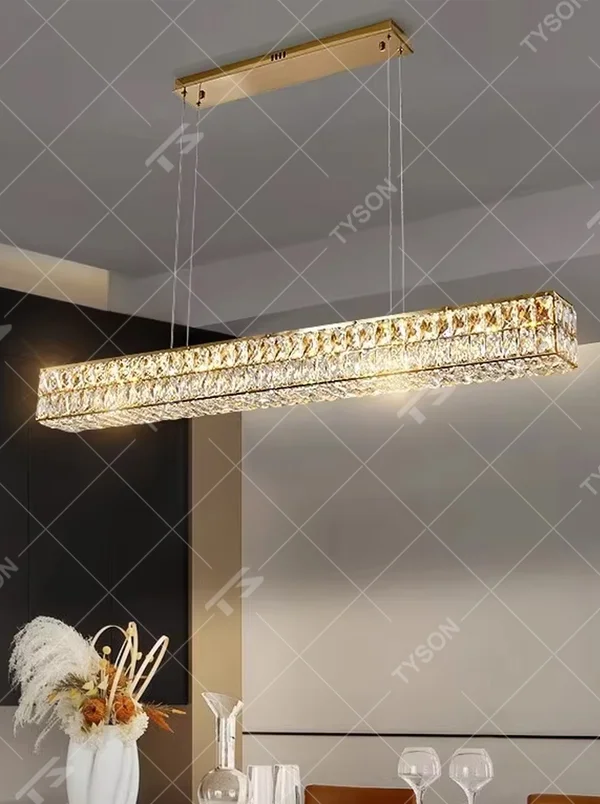 Modern light luxury silver frame long strip full-cut crystal chandelier, warm light effect, creating an exquisite luxurious dining atmosphere.