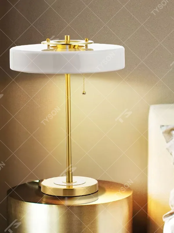 Modern light luxury black-gold round shade metal pole table lamp, warm light effect, creating an exquisite minimalist home atmosphere.