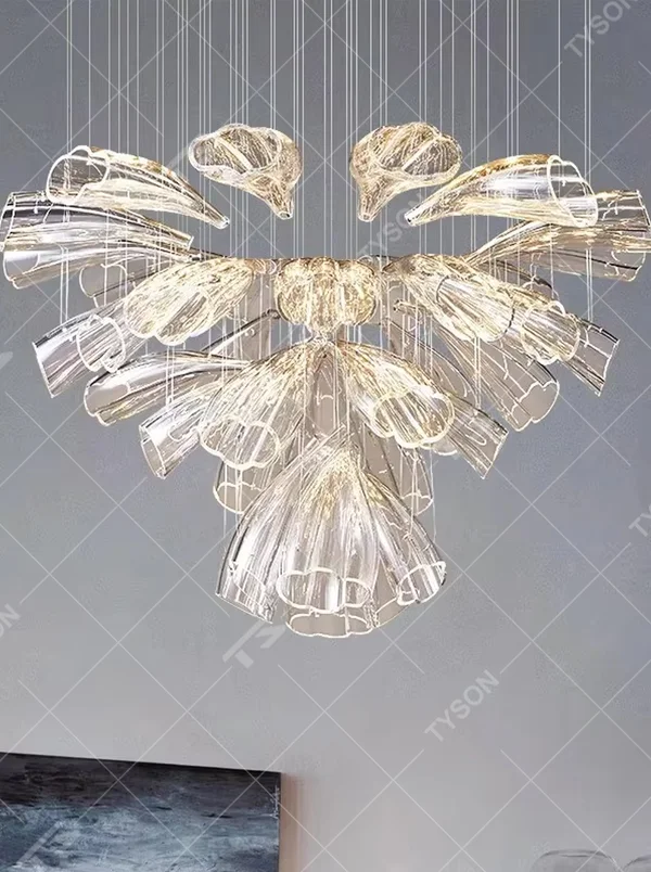 Modern art petal-shaped transparent crystal ceiling chandelier (black-silver ceiling plate + golden decoration), warm light effect, creating an artistic light luxury space atmosphere.