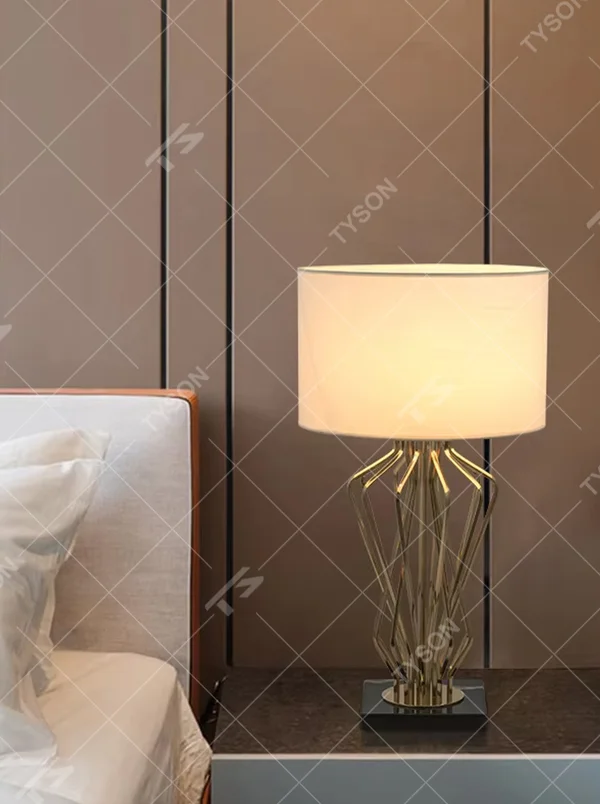 Modern art golden geometric line table lamp (white shade + black base), warm light effect, creating a high-end minimalist creative space atmosphere.