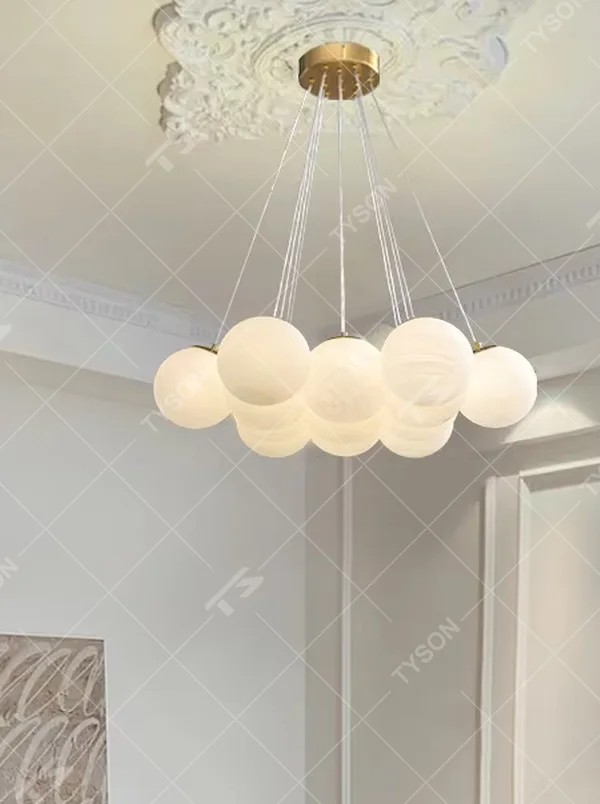 Light luxury cloud cluster glass ball chandelier (milk-white glass balls + gold wire frame), warm light effect, creating a soft and healing light luxury space atmosphere.