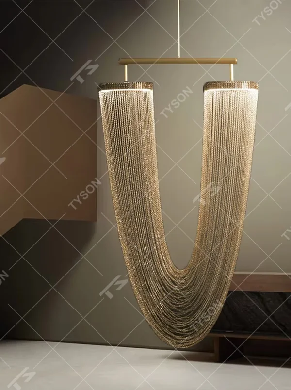 Luxury U-shaped metal chain chandelier (gold chain + warm light), warm light effect, creating a high-end dynamic light luxury space atmosphere.