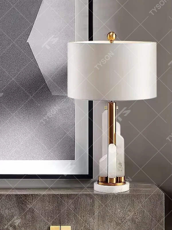 Light luxury crystal stone gold accessory table lamp (crystal column + gold accessories + marble base), warm light effect, creating an elegant and high-end home atmosphere.