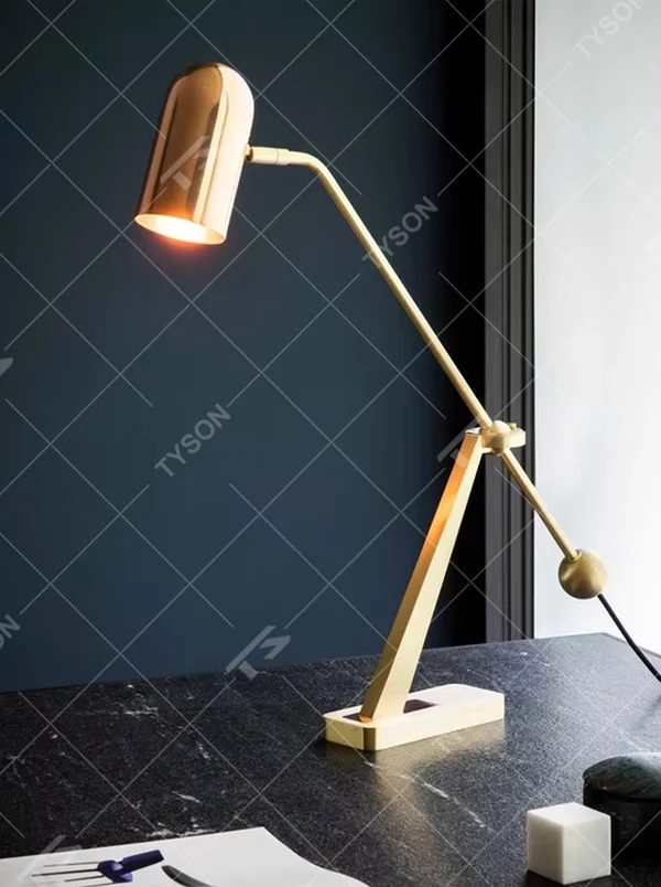 Modern minimalist golden adjustable table lamp (metal pole + cylindrical lampshade), warm light effect, creating a high-end practical office/home space atmosphere.