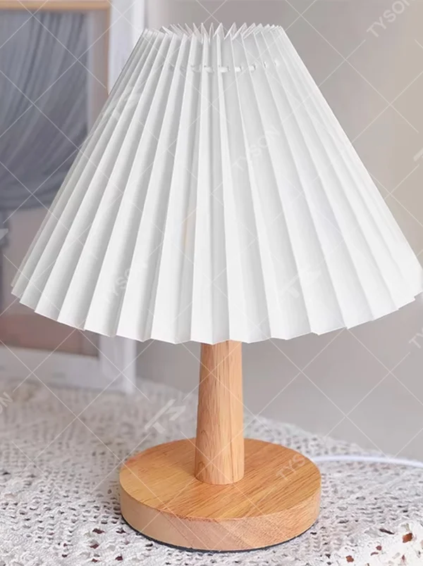 Vintage floral origami table lamp (wooden base + printed origami lampshade), warm light effect, creating a warm and vintage home atmosphere.
