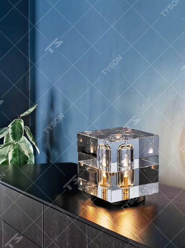 Modern crystal cube table lamp (transparent crystal + gold tube lamp), warm light effect, creating a high-end artistic home atmosphere.