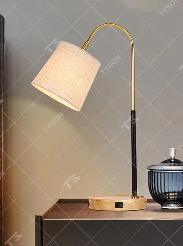 Light luxury wood-base curved arm table lamp (log base + black-gold curved arm + linen lampshade), warm light effect, creating a warm and high-end home atmosphere.
