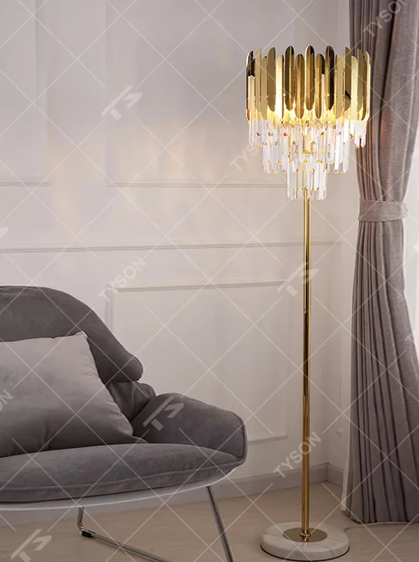 Light luxury gold sheet crystal table lamp (gold metal sheet lampshade + crystal pendants + marble base), warm light effect, creating a luxurious and high-end home atmosphere.