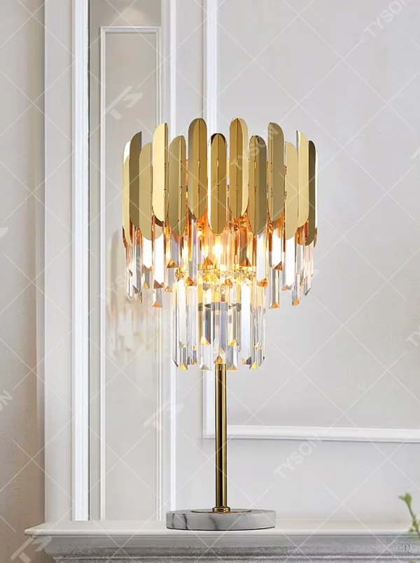 Light luxury crystal metal table lamp, with gold metal sheets and multi-layer crystal pendants, featuring brilliant and gorgeous light refraction, designed to enhance the luxurious atmosphere of spaces, suitable for high-end scenarios such as bedroom nightstands, living room entrances, and hotel guest rooms