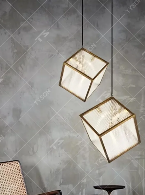 This light luxury minimalist cube chandelier features a gold metal frame with an embedded light-transmitting grid lampshade, using a floating suspension design, with a simple and exquisite shape, serving both lighting and decorative purposes, ideal for dining rooms, living rooms, modern light luxury homes and other scenarios.