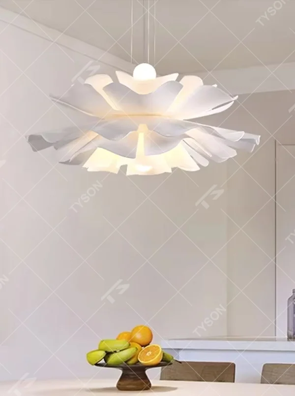Modern minimalist petal-shaped chandelier, multi-layer petal splicing design with white PET material, adjustable shape, soft and even light, designed to enhance the romantic and fresh atmosphere of spaces, suitable for dining rooms, bedrooms, living rooms, Nordic-style homes and commercial spaces
