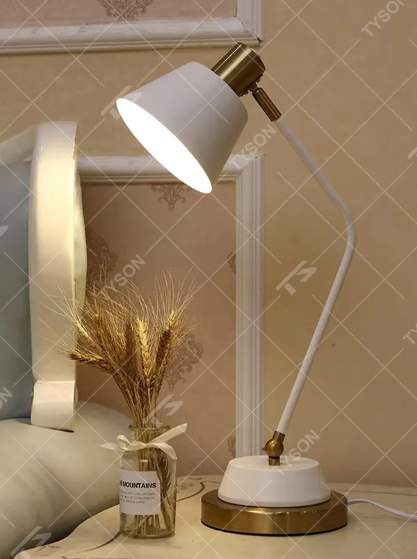 This modern minimalist table lamp features a white-gold color scheme, with a bendable metal arm and a conical lampshade, and a base with gold decoration. It serves both lighting and decorative purposes, ideal for bedroom bedside tables, study desks, light luxury homestays and other scenarios.