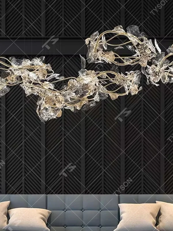 This artistic vine-shaped chandelier features a gold metal frame paired with transparent crystal/glass leaves, presenting natural and vivid irregular lines. It serves both lighting and decorative purposes, ideal for high-ceiling living rooms, high-end clubs, art galleries and other spaces.