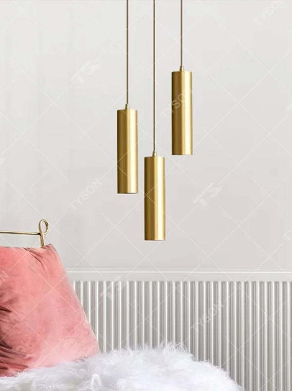 This modern light luxury linear chandelier is made of gold metal, paired with five cylindrical lamp heads, arranged in a linear scattered layout. It serves both lighting and decorative purposes, ideal for modern light luxury spaces such as dining rooms, bars, and open kitchens.