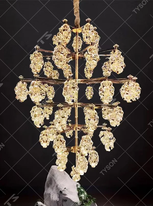 Modern light luxury rhombus crystal cluster chandelier, with a gold metal frame supporting multi-layer crystal clusters in a symmetrical rhombus structure, emitting brilliant and dazzling light, combining artistic decorativeness and lighting function, suitable for core lighting and atmosphere creation in spaces such as villa living rooms, high-end clubs, and hotel lobbies.