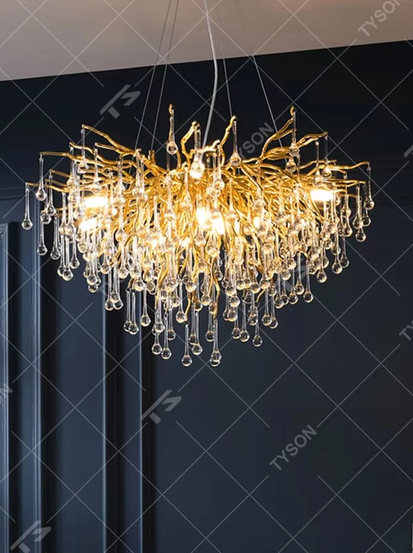 Modern light luxury branch-shaped crystal drop chandelier, with a gold bionic branch metal frame paired with cascading crystal drop pendants, emitting brilliant and luxurious light, combining artistic decorativeness and lighting function, suitable for core lighting and atmosphere creation in spaces such as living rooms, dining rooms, and villas.
