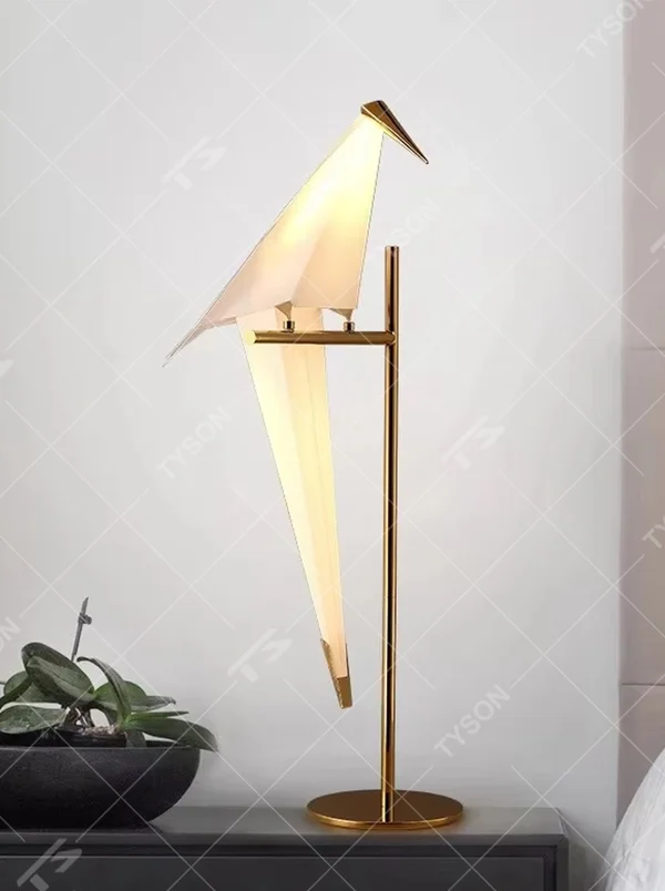 This is a modern light luxury origami crane-shaped floor lamp, featuring a gold metal stand paired with a translucent paper art lamp body. The lamp body is as dynamic and soft as an origami crane, serving both lighting and artistic decoration purposes, suitable for bedrooms, light luxury living rooms, hotel guest rooms, showrooms and other scenarios.