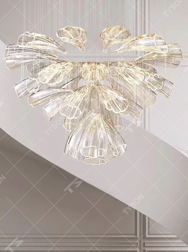 Modern art wing-petal shaped large chandelier, composed of transparent and gold-gradient glass/acrylic leaves in a symmetrical radial hanging structure, emitting transparent and brilliant light, combining artistic decorativeness and lighting function, suitable for core decoration and main lighting in high-ceiling spaces such as villa high-ceiling living rooms, duplex stairwells, and high-end clubs.