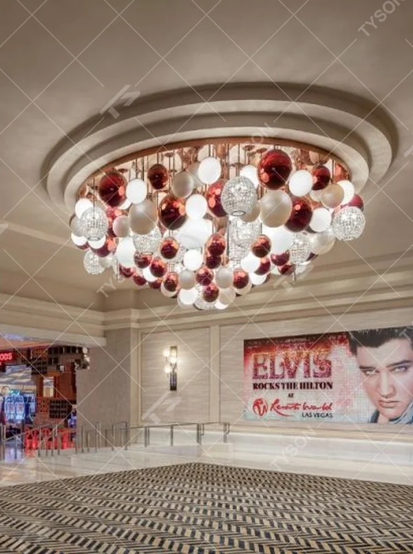 This is a modern luxury style cluster spherical chandelier, composed of red, white and silver glass balls arranged in a staggered manner, embedded in a circular ceiling structure, which has both lighting and artistic decoration functions, suitable for large commercial spaces such as hotel lobbies, shopping mall atriums, and high-end clubs.