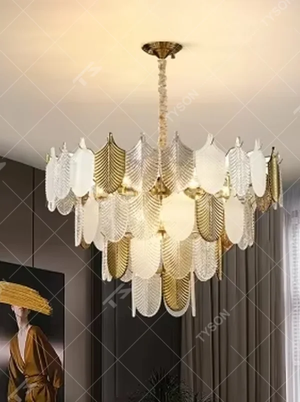 This modern light luxury leaf chandelier is composed of staggered layers of gold and transparent leaf-shaped ornaments, presenting a light shape like spreading feathers. Light refracts through the ornaments to emit a soft and transparent halo, serving both lighting and decorative purposes, suitable for modern light luxury spaces such as living rooms and dining rooms.
