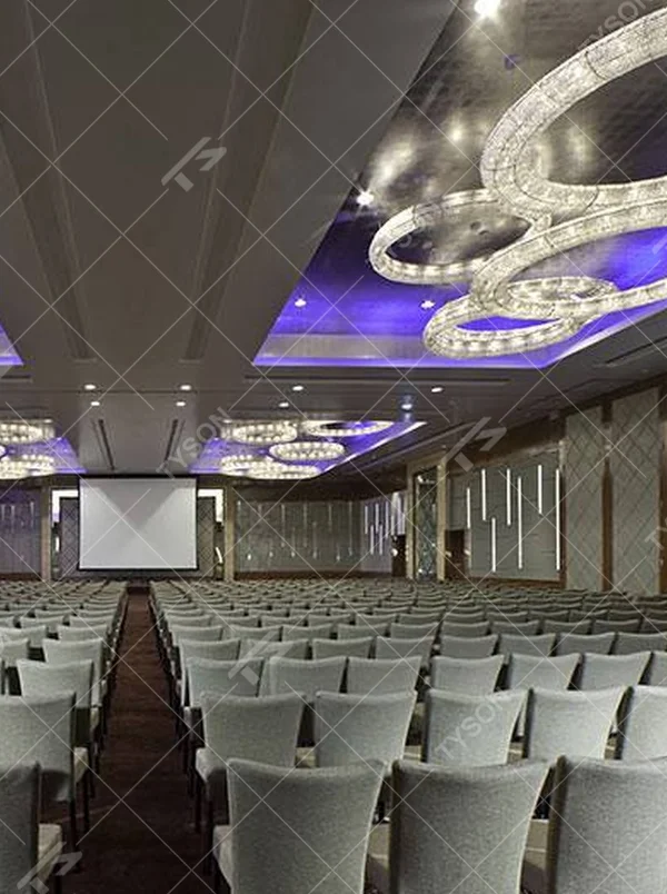 Modern light luxury ring-shaped crystal combination lamp, composed of multiple groups of ring-shaped crystal lamp bodies of different sizes embedded in the ceiling, paired with purple ambient light strips, combining main lighting and atmosphere creation functions, suitable for high-end commercial spaces such as hotel banquet halls and large conference halls.