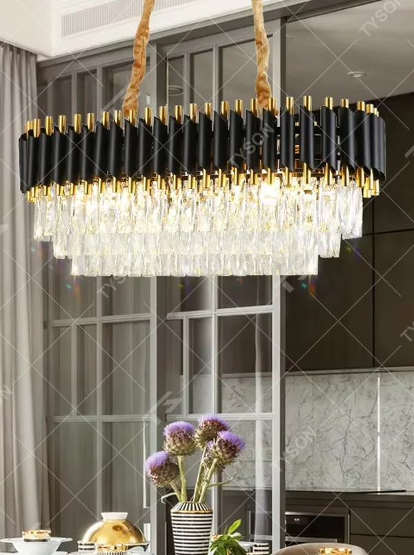 This modern light luxury linear chandelier features a black and gold contrasting metal frame paired with layered crystal pendants. Light refracts through the crystals to emit a brilliant glow, serving both lighting and decorative purposes, suitable for modern light luxury spaces such as dining rooms and villa living rooms.