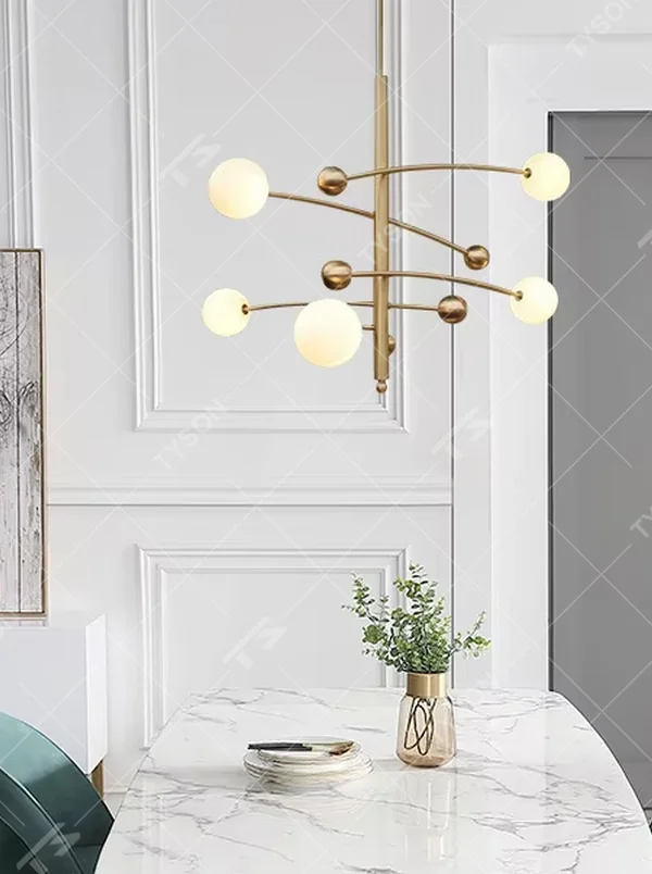 Modern light luxury molecular structure chandelier, with a golden metal frame and milky white glass ball lampshades, featuring flexible and lightweight lines, soft and uniform light, combining decorative and lighting functions, suitable for dining rooms, living rooms, light luxury style spaces.
