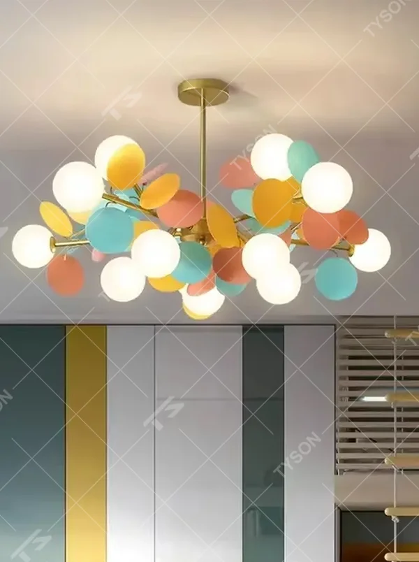 French light luxury cloud cluster milk white ball chandelier, with a golden metal base paired with transparent suspension wires and milky white spherical lampshades, shaped like a cluster of fluffy clouds, featuring soft and warm light, combining decorative and lighting functions, suitable for bedrooms, princess rooms, homestay guest rooms and other soft style spaces.