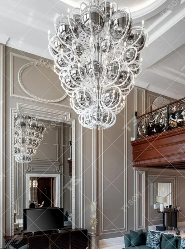 This European luxury art crystal chandelier is made of hand-blown transparent glass/crystal, with an irregular curled and twisted shape that presents a visual effect like a blooming firework. The light refracts through the crystal to emit a brilliant glow, serving both lighting and decorative purposes, suitable for luxury spaces such as high-ceiling villa living rooms and high-end clubs.