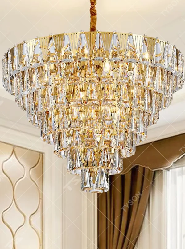 This light luxury multi-layer linear chandelier features a gold metal frame paired with layered faceted crystal strips. Light refracts through the crystals to emit a brilliant glow, serving both lighting and decorative purposes, suitable for modern light luxury spaces such as dining rooms and villa living rooms.