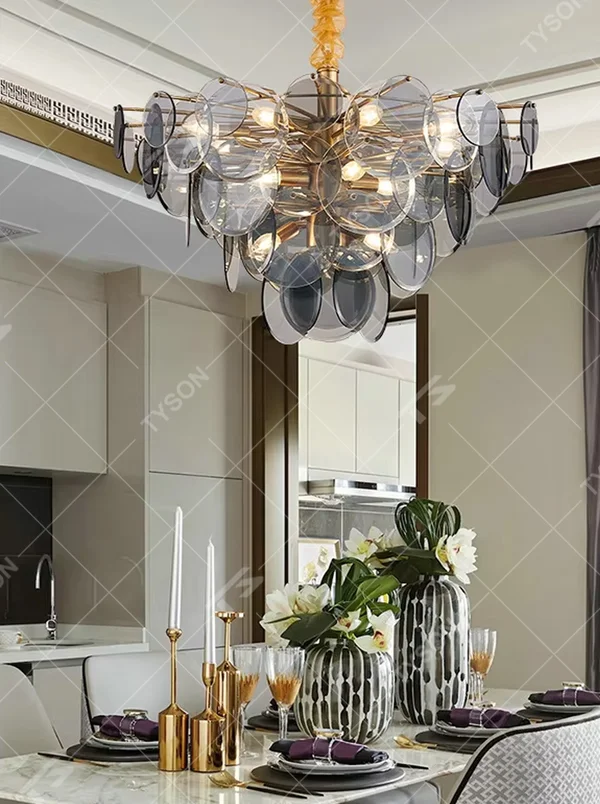 Modern light luxury gradient glass sheet chandelier, with a golden metal frame paired with transparent and gradient gray round glass sheets, stacked into a transparent and gorgeous bubble shape, combining decorative and lighting functions, suitable for dining rooms, living rooms, high-end clubs and other light luxury style spaces.