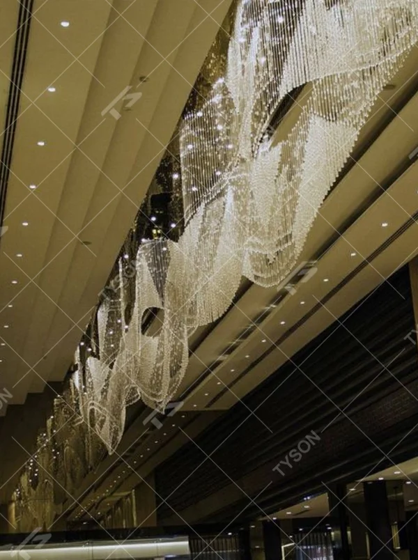 Modern luxury linear hanging crystal lamp group, made of dense crystal strips and particles stacked to create a flowing light belt shape, combining decorative and lighting functions, suitable for large-scale commercial spaces such as hotel lobbies, high-end clubs, and commercial atriums.