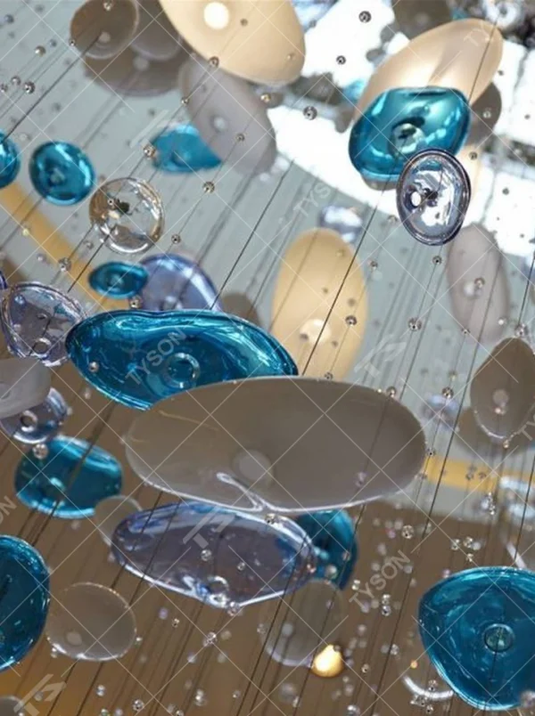 Modern artistic ocean-style hanging chandelier, made of blue-white gradient glass/crystal pieces to create a streamlined bubble shape, combining decorative and main lighting functions, suitable for high-ceiling spaces such as hotel lobbies and high-end clubs.