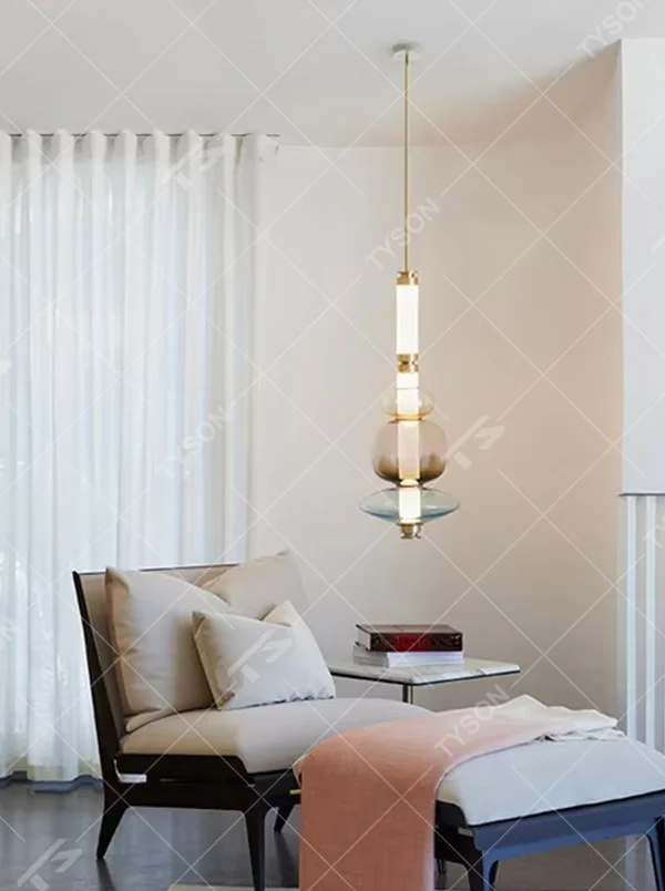 Modern art style copper metal + gradient glass modular chandelier, composed of linear light tubes, gradient glass discs and copper metal modules, shaped like a suspended geometric installation, featuring soft and layered light, combining decorative and lighting functions, suitable for art galleries, high-end restaurants, light luxury living rooms and other modern style spaces.